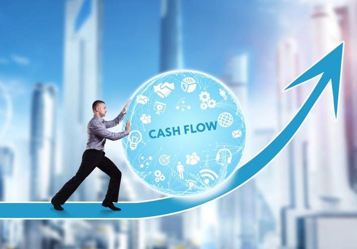 En mann dytter en lysende kule med teksten CASH FLOW oppover en blå pil.